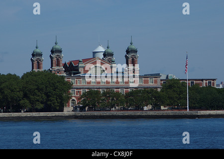 Ellis Island edificio principale e il museo da New York Bay Foto Stock