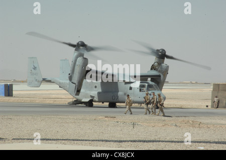 Marines statunitensi a piedi passato un mv-22 Osprey aeromobili di medio marino tiltrotor squadron (VMM) 161 conducendo un rifornimento di routine la missione a camp bastion, provincia di Helmand, Afghanistan il 19 settembre 2012. Foto Stock