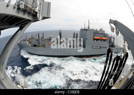 Usns william mclean (t-ake 12) e il multi-purpose Amphibious Assault nave USS wasp (LHD 1) fissare linee scambiati durante un rifornimento in mare. wasp sta attualmente conducendo le operazioni di routine nell'oceano atlantico. Foto Stock