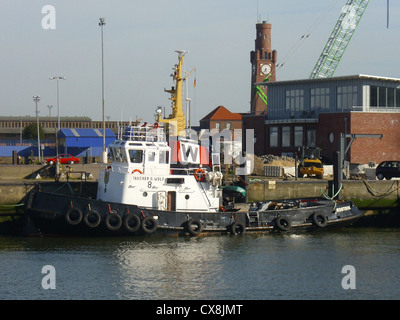 Il rimorchiatore '''Taucher O. Wulf 8' nel porto di Cuxhaven, Germania Foto Stock