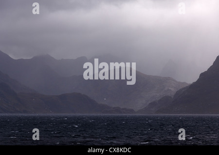 Cielo tempestoso oltre il nero montagne Cuillin e Loch Scavaig, Elgol, Isola di Skye, Scotland, Regno Unito. Foto Stock