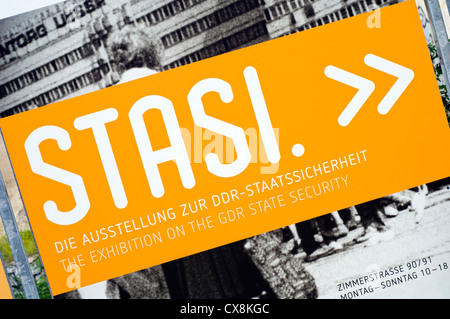 Segno al di fuori di una mostra a Berlino circa la Stasi, la temuta polizia segreta dell'agenzia dell'ex Repubblica democratica tedesca Foto Stock