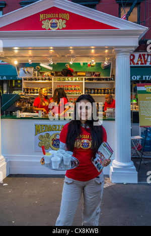 New York, NY, STATI UNITI D'AMERICA, Little Italy Area, San Gennaro il cibo italiano Street Festival, ragazza dando dei caffè gratis campioni, bancarelle su Mulberry Street. Foto Stock