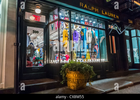 New York City, NY, USA, vetrina, fronte, 'Ralph Lauren', Shopping a Greenwich Village, manichini alla moda, piccole finestre per negozi di notte Foto Stock