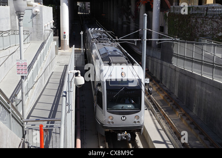 PASADENA, CALIFORNIA, STATI UNITI D'America - 20 settembre 2012 - una linea oro treno lascia il Memorial Park Station per il centro cittadino di Los Angeles Foto Stock