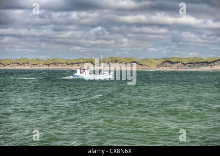 Barche da pesca sulla strada di casa Foto Stock