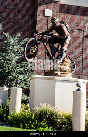 Sport scultura davanti Scheels negozio di articoli sportivi in scintille Nevada a leggende shopping centre Foto Stock