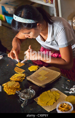 La produzione di foglia di oro è una specialità di Mandalay - Myanmar Foto Stock