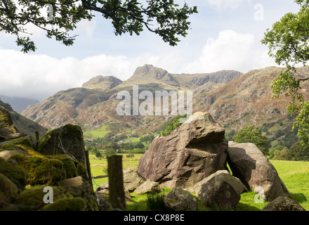 Sun illuminare Langdale Pikes nel Lake District inglese Foto Stock