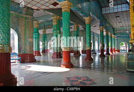 Elaborati in vetro intarsiato pilastri di KYAUKTAWGYI PAYA che alloggia un 900 ton marmo statua del Buddha - Mandalay, MYANMAR Foto Stock