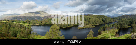 Vista panoramica su Tarn Hows nel Lake District inglese Foto Stock