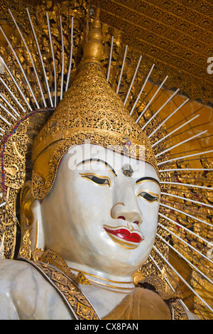 Completato nel 1878 la KYAUKTAWGYI PAYA ospita un 900 ton marmo statua del Buddha - Mandalay, MYANMAR Foto Stock