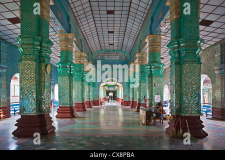 Elaborati in vetro intarsiato pilastri di KYAUKTAWGYI PAYA che alloggia un 900 ton marmo statua del Buddha - Mandalay, MYANMAR Foto Stock