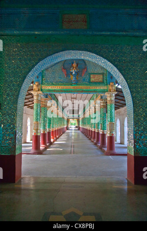 Elaborati in vetro intarsiato pilastri di KYAUKTAWGYI PAYA che alloggia un 900 ton marmo statua del Buddha - Mandalay, MYANMAR Foto Stock