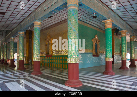 Elaborati in vetro intarsiato pilastri di KYAUKTAWGYI PAYA che alloggia un 900 ton marmo statua del Buddha - Mandalay, MYANMAR Foto Stock