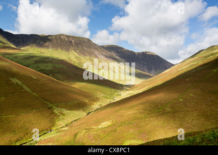 Vista sulla valle di Newlands dal pass mostrando lati ripide montagne e colline nel Lake District inglese Foto Stock