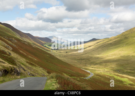 Vista sulla valle di Newlands dal pass mostrando lati ripide montagne e colline nel Lake District inglese Foto Stock