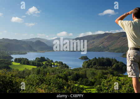 Lake District REGNO UNITO : uomo escursionismo e guardando oltre il Derwent Water nel Lake District inglese Foto Stock