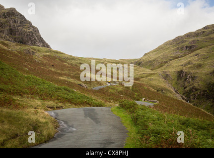 Ripidi tornanti su Hardknott passano nel Lake District inglese Foto Stock