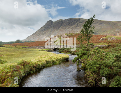 Ponte di pietra sul torrente che scorre nel Wastwater in Wasdale nel Lake District inglese Foto Stock