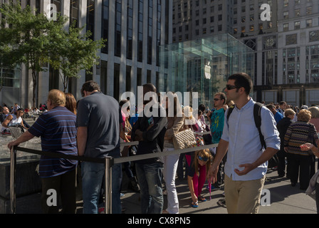 New York, NY, STATI UNITI D'AMERICA, People Shopping, scene di strada, Apple Shop sulla Quinta Avenue, Manhattan , Foto Stock