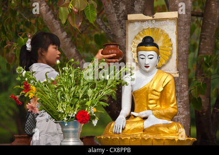 Di birmani fare offerte al Buddha a livello nazionale KANDAWGYI GIARDINI DI PYIN U LWIN noto anche come MAYMYO - Myanmar Foto Stock