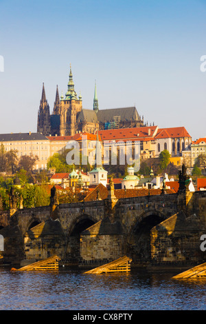 Il Ponte Carlo, il castello e la Cattedrale di San Vito all'alba. Praga, Repubblica Ceca Foto Stock