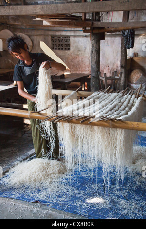 Un riso NOODLE FACTORY - HSIPAW, Myanmar Foto Stock