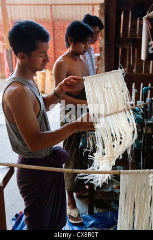 Un riso NOODLE FACTORY - HSIPAW, Myanmar Foto Stock