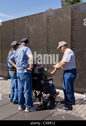 Il Vietnam veterinari a visitare il Vietnam War Memorial - Washington, DC Foto Stock