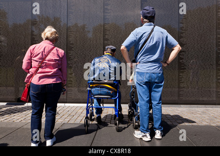 Il Vietnam veterinari a visitare il Vietnam War Memorial - Washington, DC Foto Stock