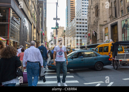New York City, NY, USA, People Crossing Street, Shopping, Scenes, on Fifth Avenue, e 57The St. Manhattan Urban Walking Foto Stock