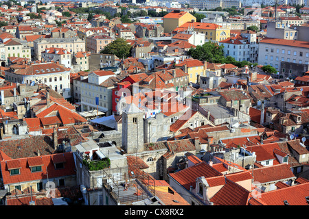 Paesaggio urbano dal campanile della cattedrale di San Domnio, Split, Dalmazia, Croazia Foto Stock