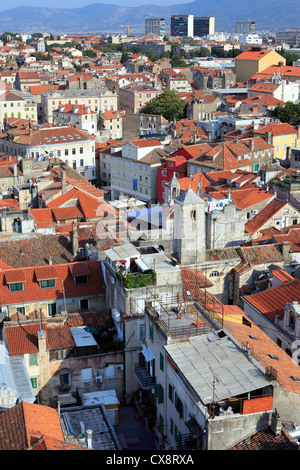 Paesaggio urbano dal campanile della cattedrale di San Domnio, Split, Dalmazia, Croazia Foto Stock