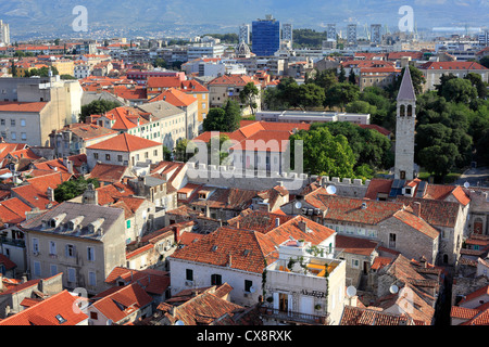 Paesaggio urbano dal campanile della cattedrale di San Domnio, Split, Dalmazia, Croazia Foto Stock