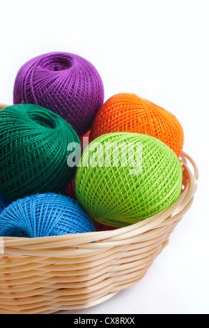 yarns for knitting in the basket Foto Stock