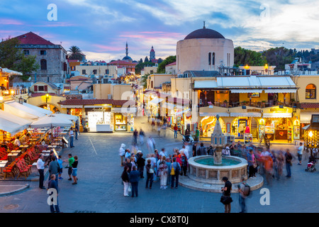 Serata in Ippocrate piazza nel centro storico della città vecchia di Rodi Grecia Foto Stock