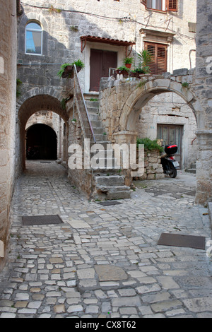 Street nella città vecchia, Trogir, Dalmazia, Croazia Foto Stock