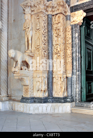 Portale romanico dal maestro scultore Radovan (1240s), la cattedrale di San Lorenzo, Trogir, Dalmazia, Croazia Foto Stock