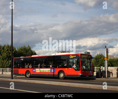 Un single decker red London bus viaggia su una strada di Londra Foto Stock