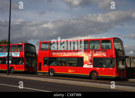 Due double decker autobus rossi di Londra viaggia su una strada di Londra Foto Stock