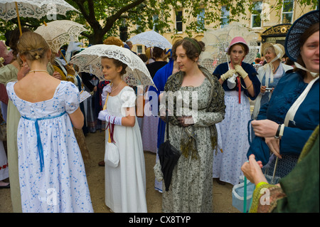 Donne in costume di Regency promenade attraverso il centro di Bath durante il 2012 Jane Austen Festival Foto Stock