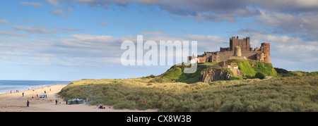 Nel tardo pomeriggio sole sopra il castello di Bamburgh sulla costa di Northumberland. Foto Stock