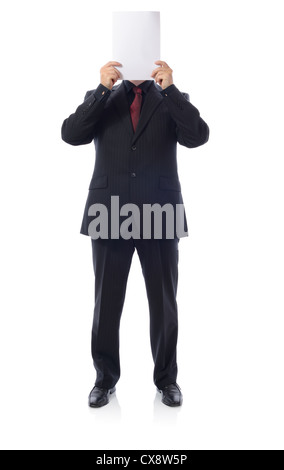 Imprenditore tenendo un cartello bianco di fronte oh il suo volto Foto Stock