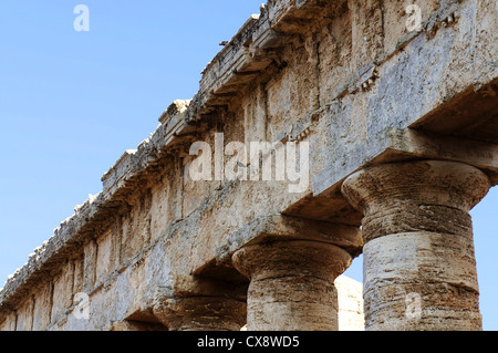 Dettagli architettonici della trabeazione del tempio greco di Segesta in Sicilia Foto Stock