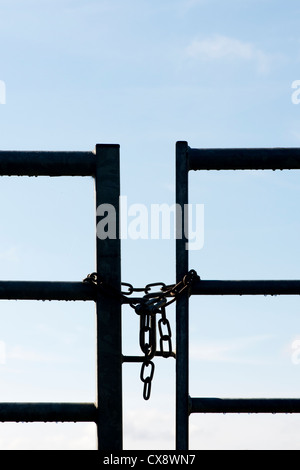 Metallo concatenate farm silhouette di gate nella campagna inglese Foto Stock