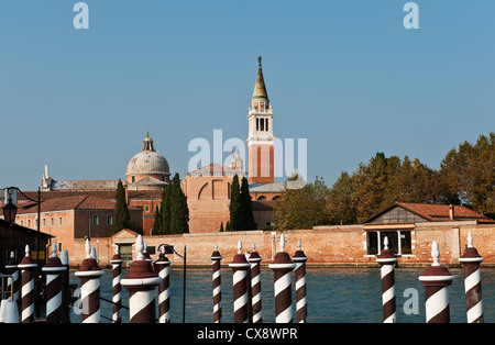 Tradizionali posti a rampino all'esterno dell'Hotel Cipriani a Venezia, con sullo sfondo la chiesa di San Giorgio maggiore Foto Stock