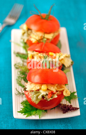 Pomodorini ripieni con la pasta. Ricetta disponibile. Foto Stock