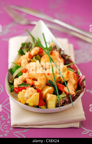 Insalata con gamberi e salsa di peperoni. Ricetta disponibile. Foto Stock