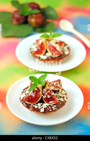 Tortine con fichi e cioccolato. Ricetta disponibile. Foto Stock